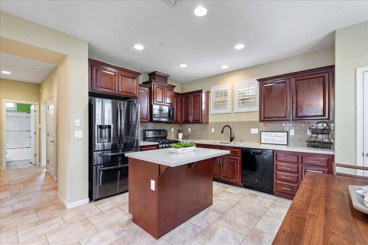 Folsom, CA 95630,894 Bullion LN