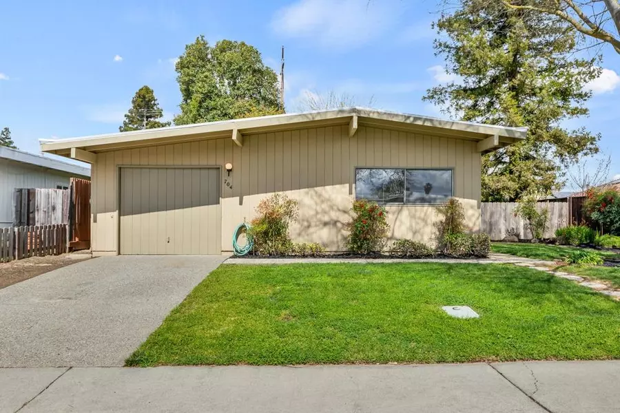 704 W El Dorado DR, Woodland, CA 95695