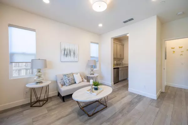 1719 Flora WAY Tracy, CA 95376