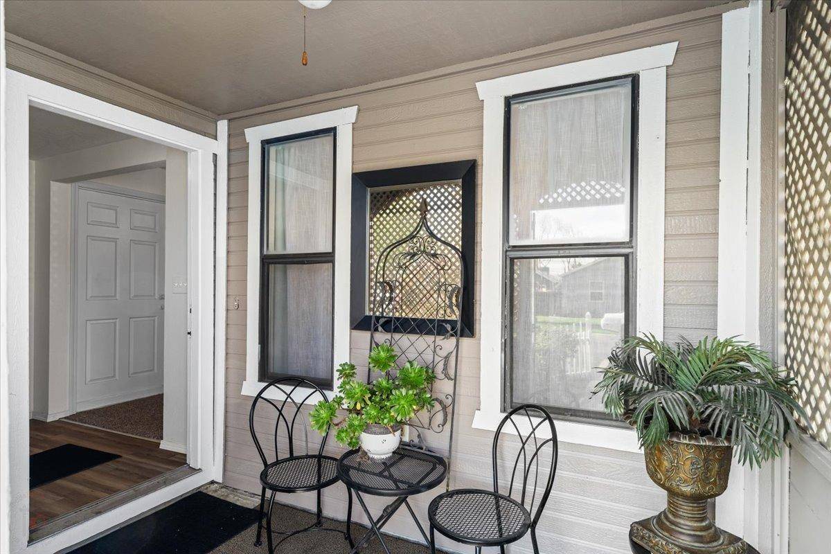 Escalon, CA 95320,1405 Sacramento ST