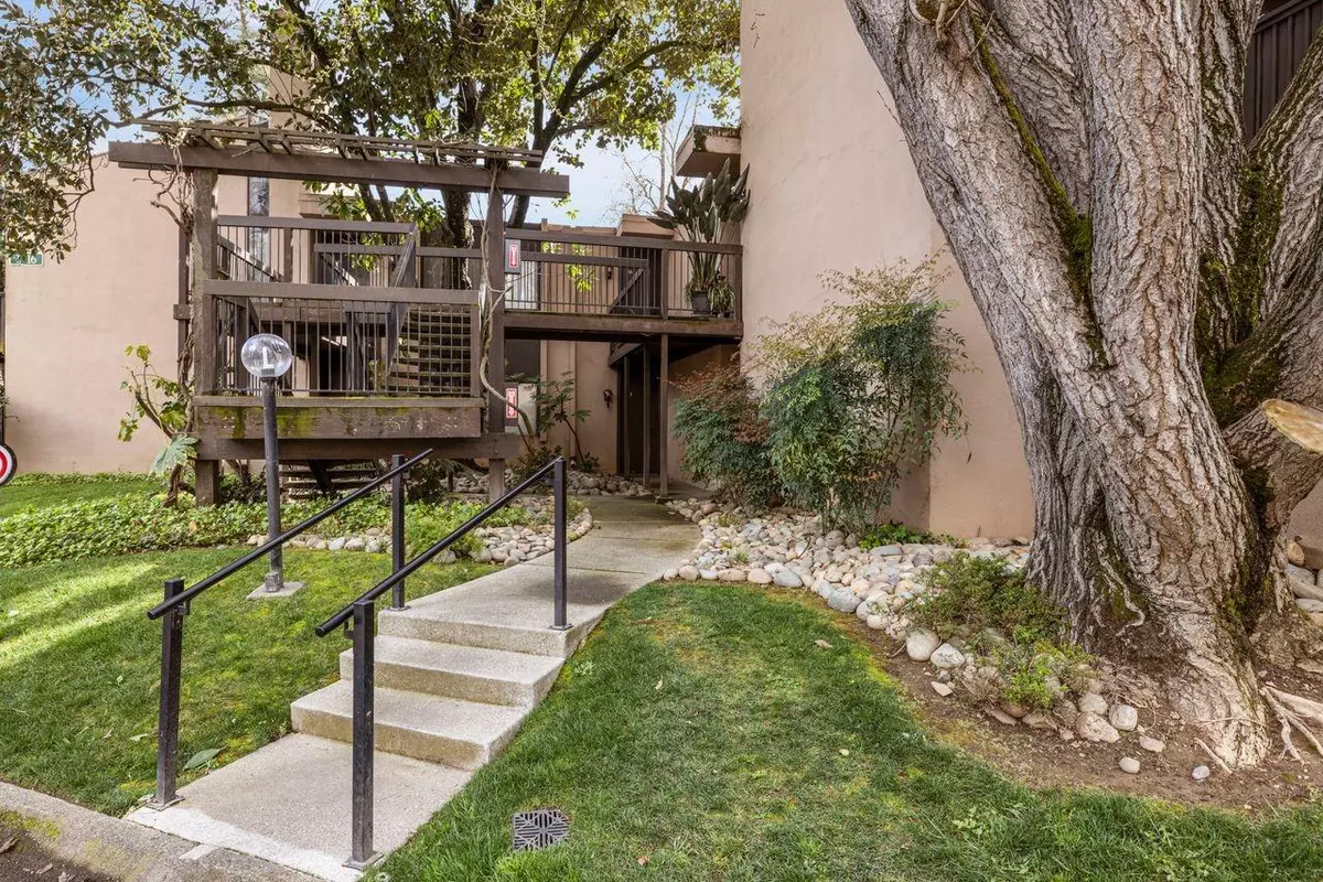 Sacramento, CA 95825,2236 Woodside LN #16