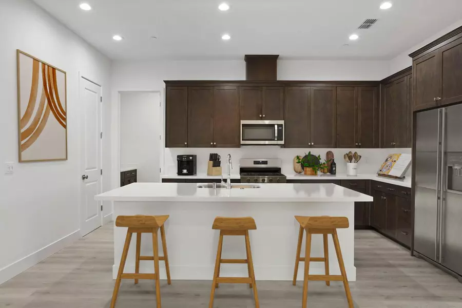 2214 Paramount LN, Manteca, CA 95337