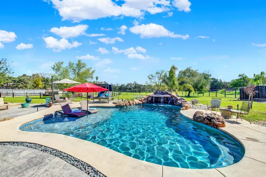 19033 Hillcrest DR, Woodland, CA 95695