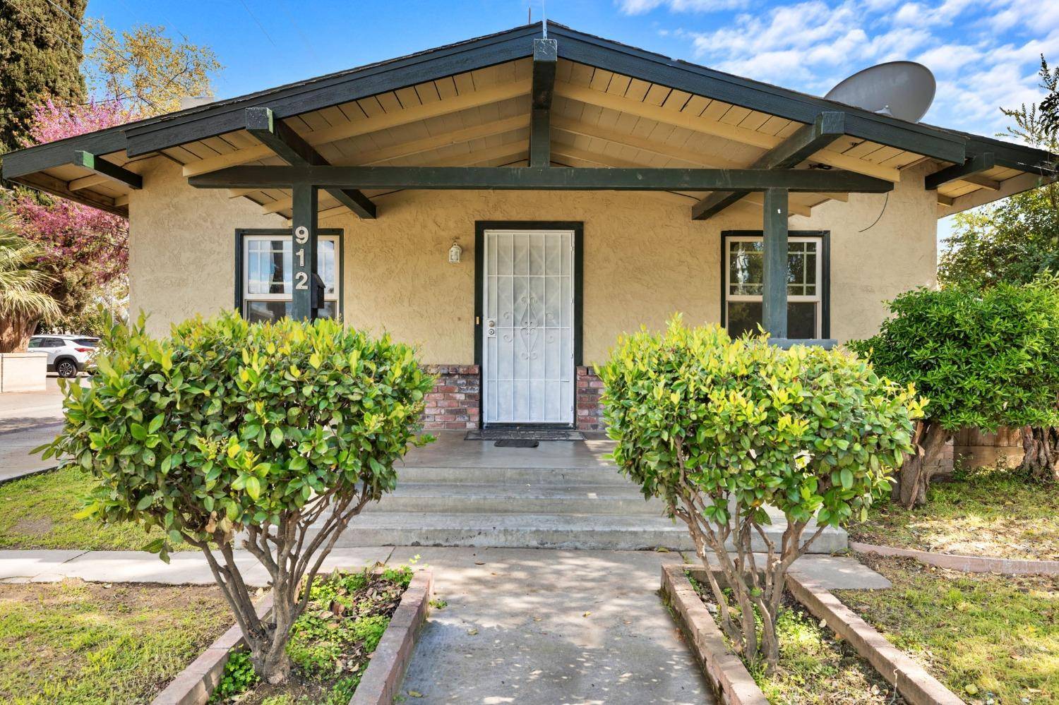Madera, CA 93637,912 W Yosemite AVE