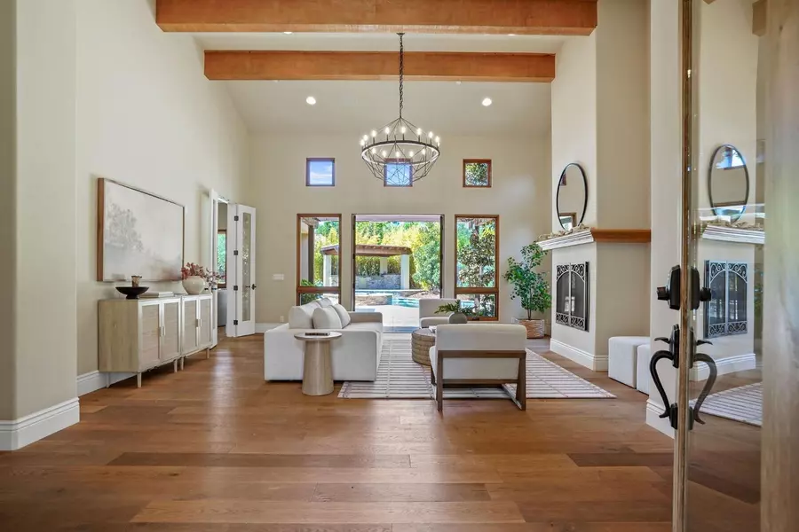 1366 Pars Oak LN, Carmichael, CA 95608