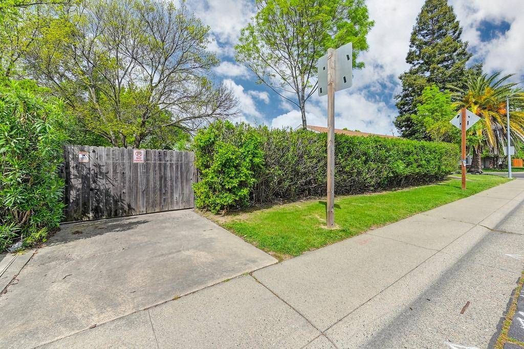 Roseville, CA 95661,914 Oak Ridge DR