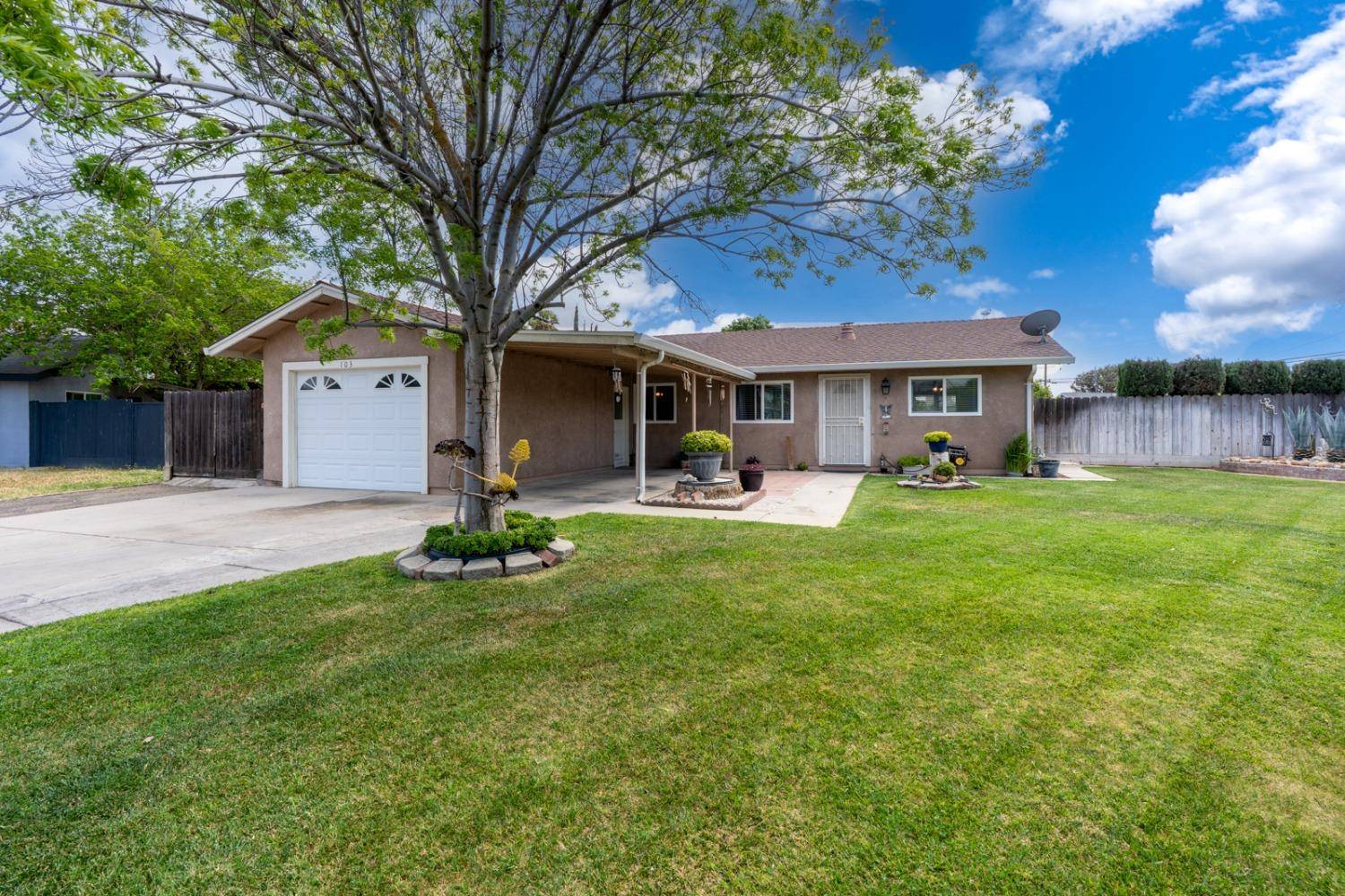 Los Banos, CA 93635,103 Pecan CT