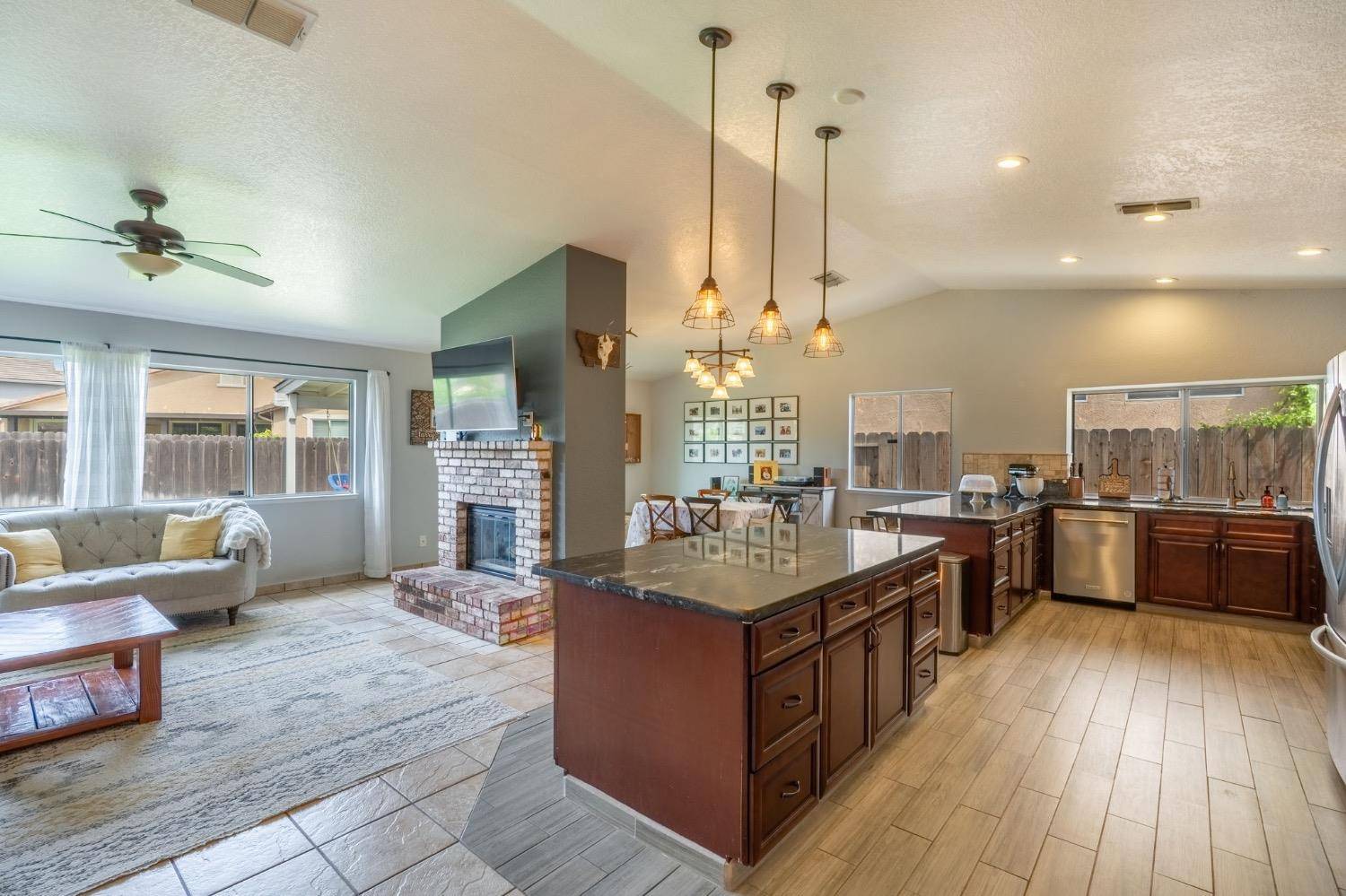 Hughson, CA 95326,7001 White Pine WAY