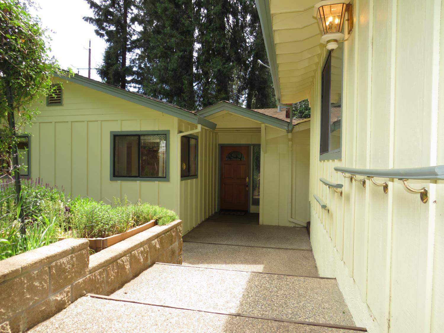 Colfax, CA 95713,465 Alpine DR