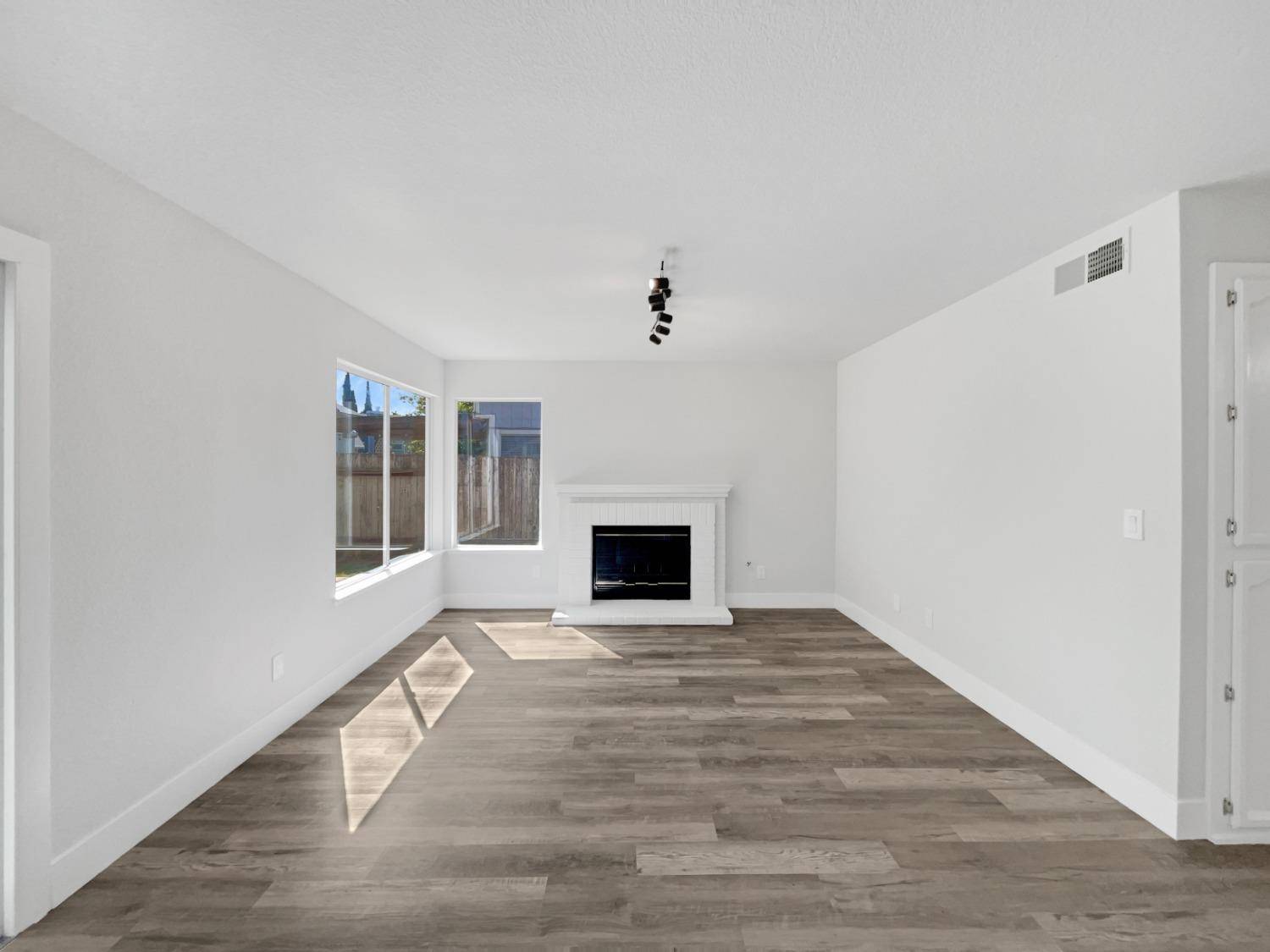 Sacramento, CA 95828,8598 Flannery WAY