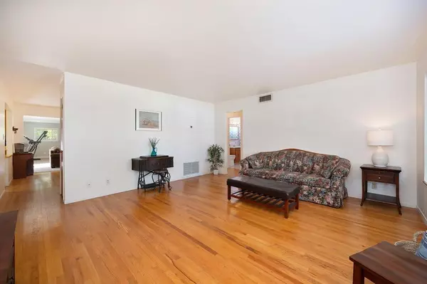 Carmichael, CA 95608,5328 Kenneth AVE