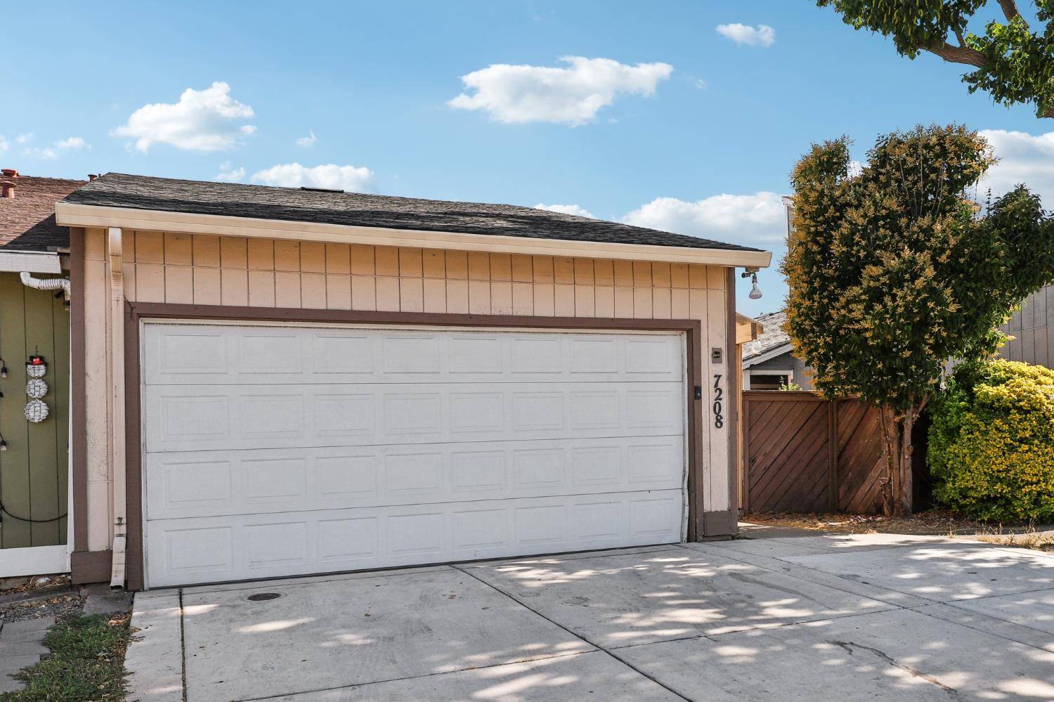 Sacramento, CA 95828,7208 Willowwest CT
