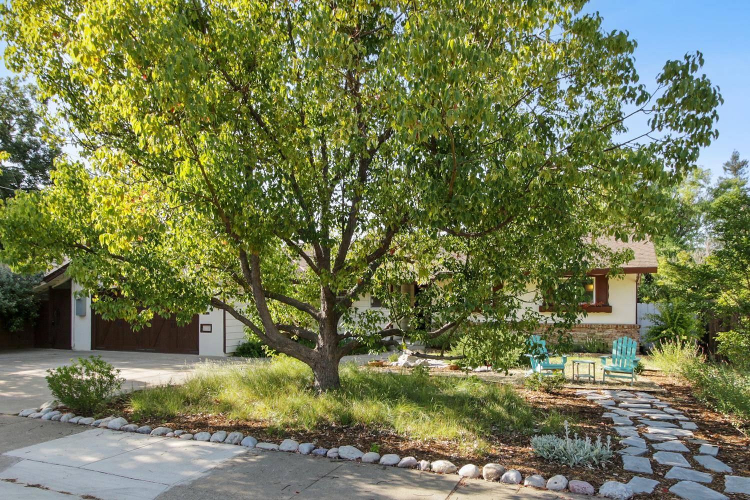 Carmichael, CA 95608,5211 Norcrest AVE