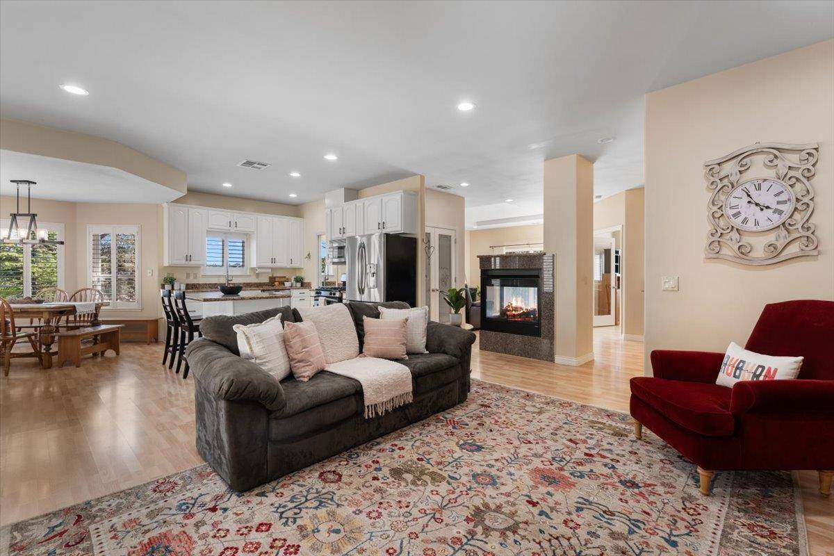 13399 Bell Brook DR, Auburn, CA 95602