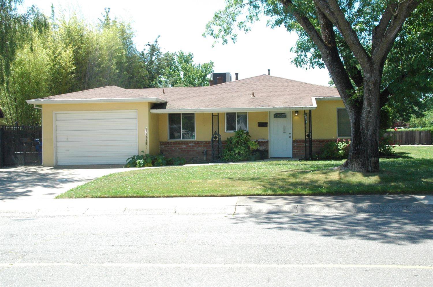 2400 Fernandez DR, Sacramento, CA 95822