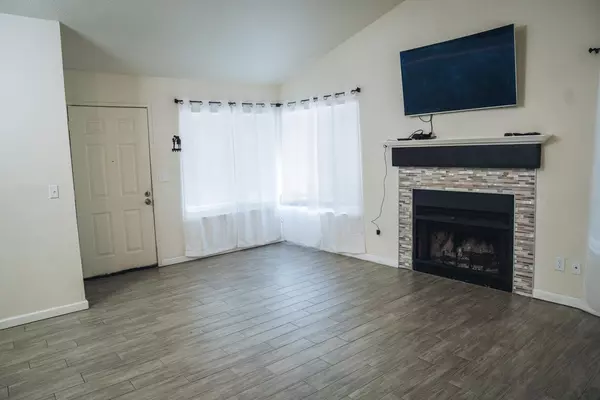 Sacramento, CA 95828,8013 Skywoods WAY