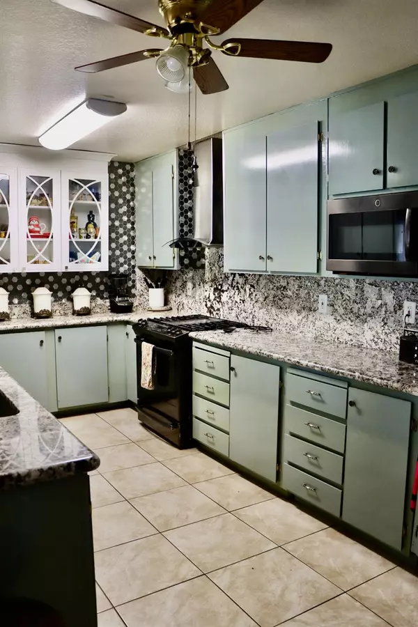 Patterson, CA 95363,216 Barros ST