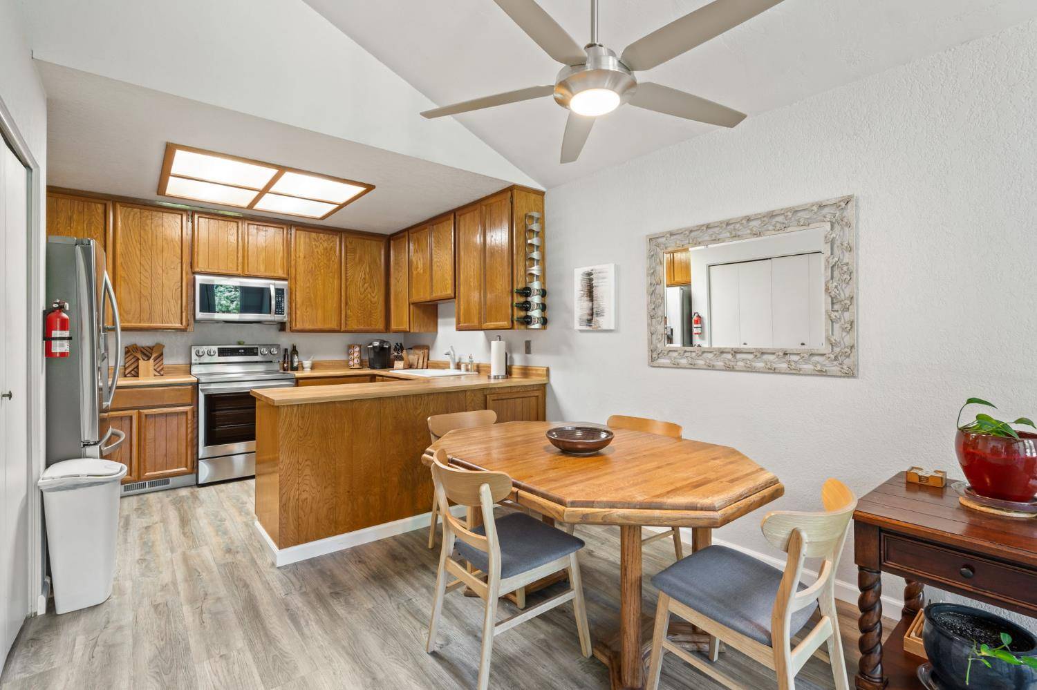 Sacramento, CA 95826,8049 La Riviera DR