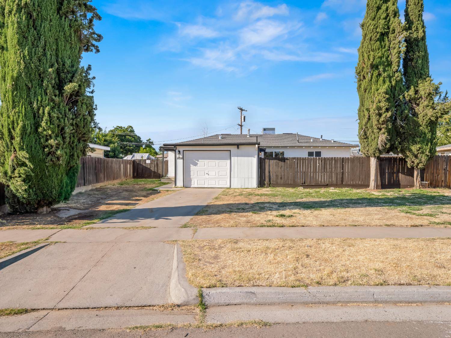 1028 W Holland AVE, Fresno, CA 93705