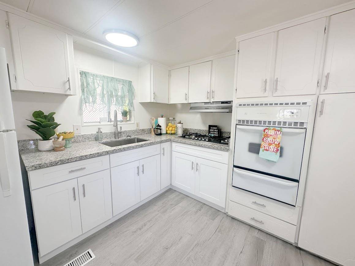 Grass Valley, CA 95945,990 Laurel LN