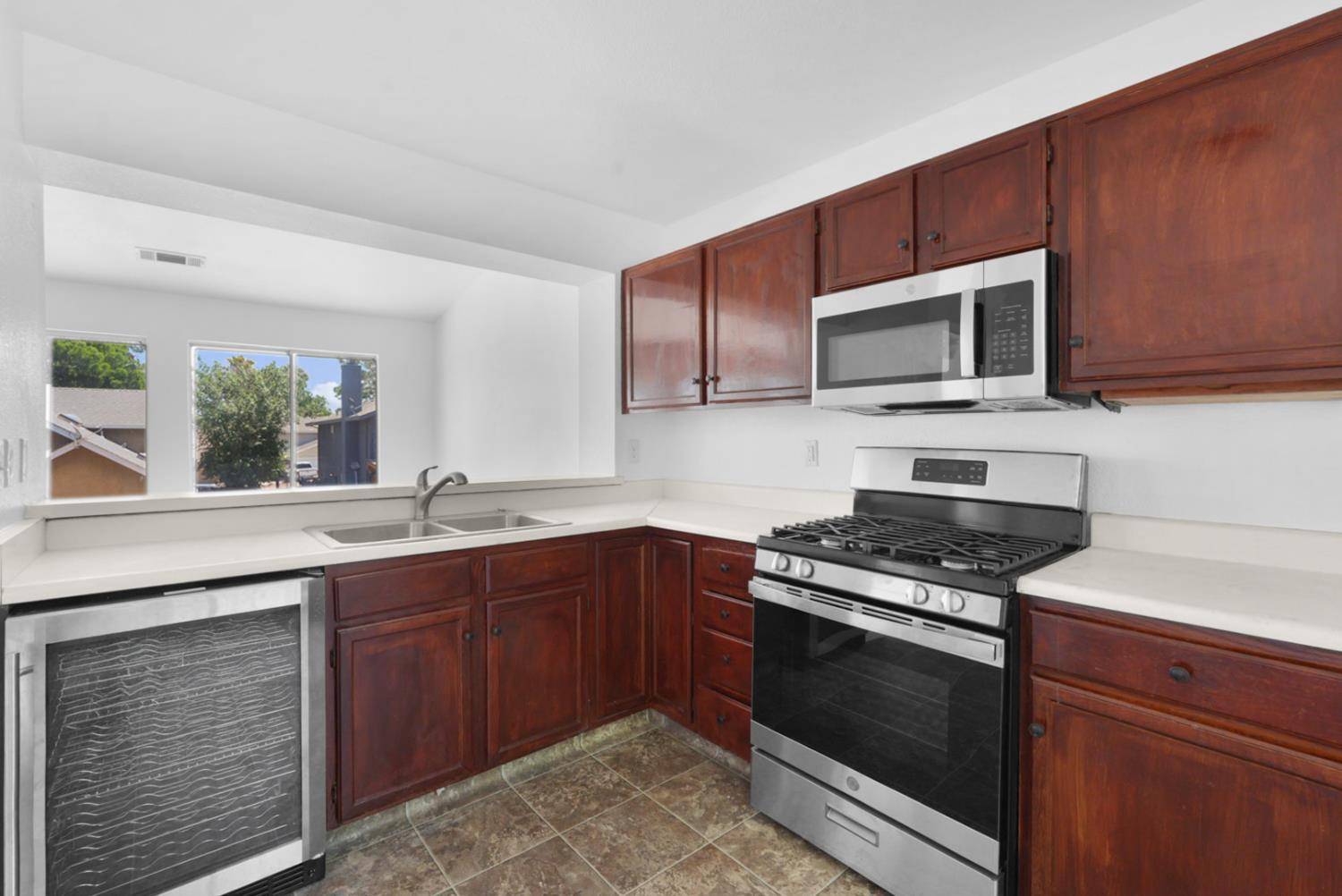 Patterson, CA 95363,572 Moray WAY