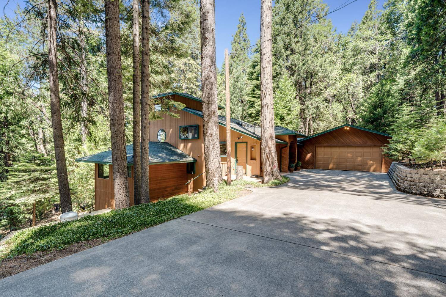 2111 Racoon TRL, Pollock Pines, CA 95726