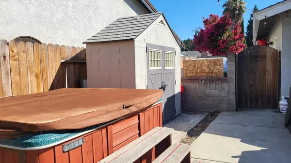 Sacramento, CA 95831,911 Green Moss DR