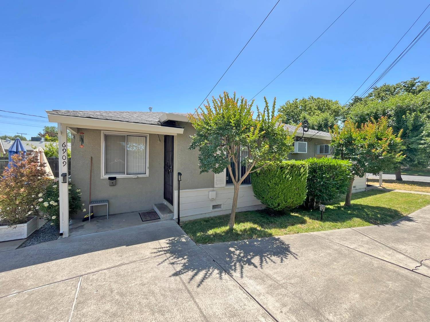 6909 21st AVE, Sacramento, CA 95820