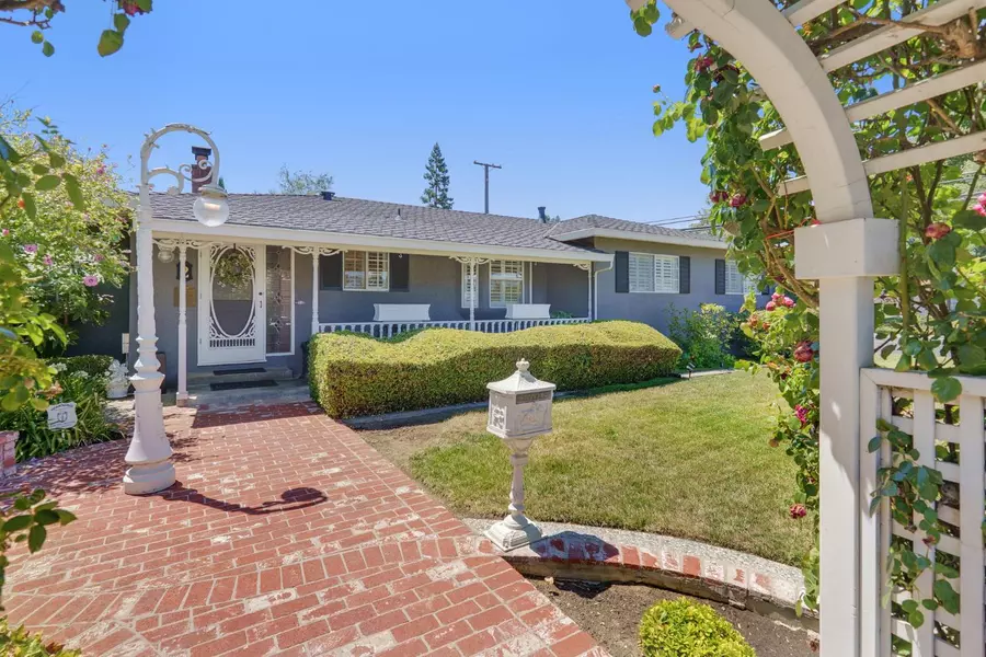 2 Toyon DR, Woodland, CA 95695