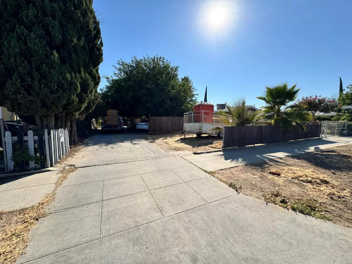 Madera, CA 93638,912 S B ST