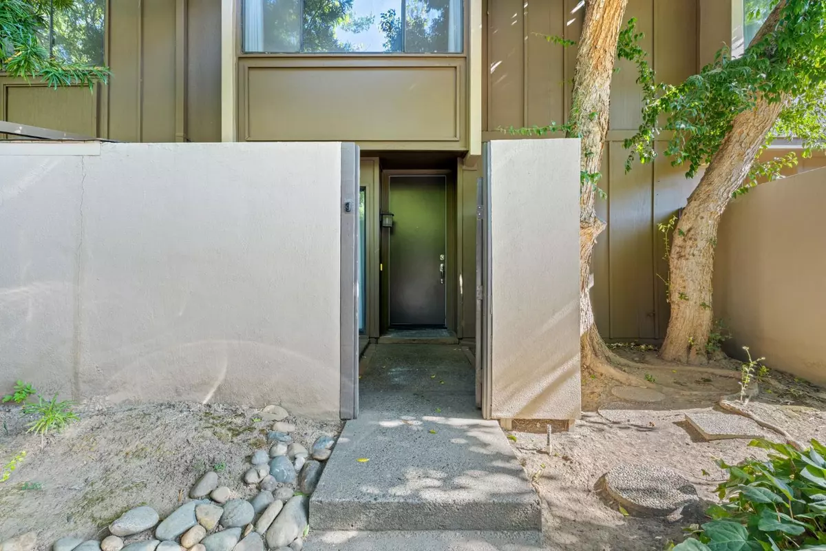 Sacramento, CA 95825,899 E Woodside LN #3