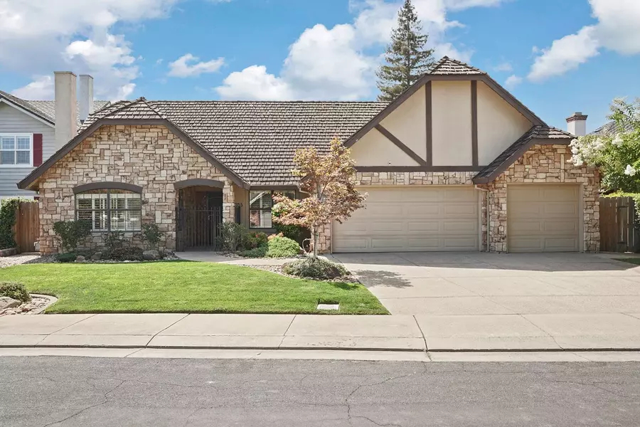 2355 Woodlake CIR, Lodi, CA 95242