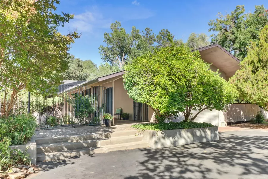 3255 Barberry LN, Sacramento, CA 95864
