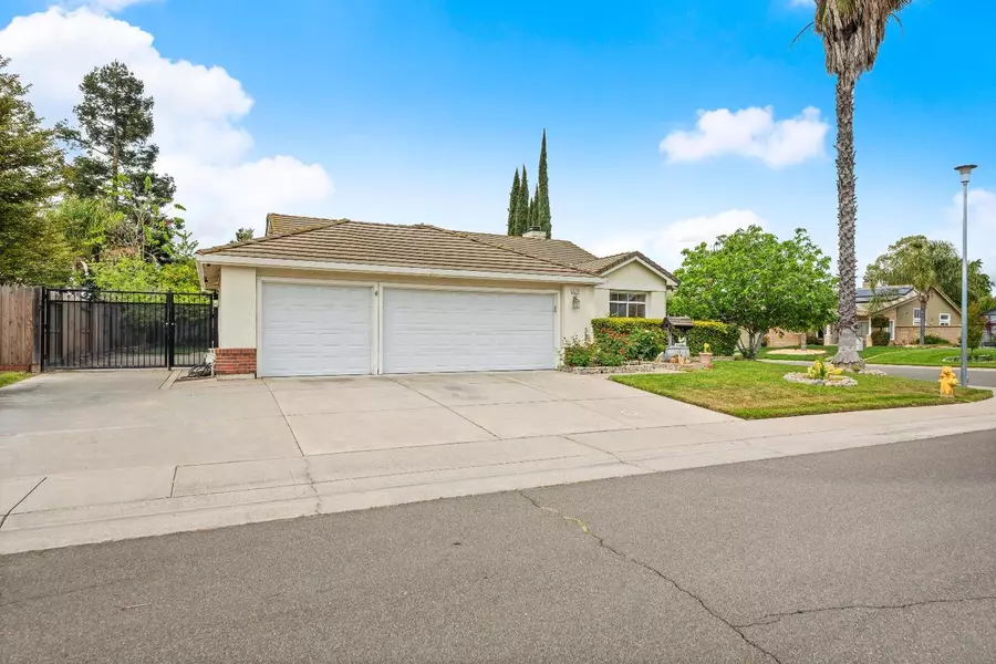 1054 Starbrook DR, Galt, CA 95632
