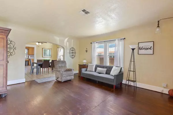 Lodi, CA 95240,329 E Walnut ST