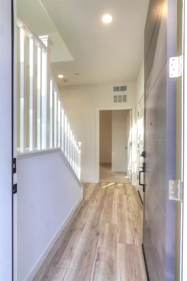 West Sacramento, CA 95605,600 E ST