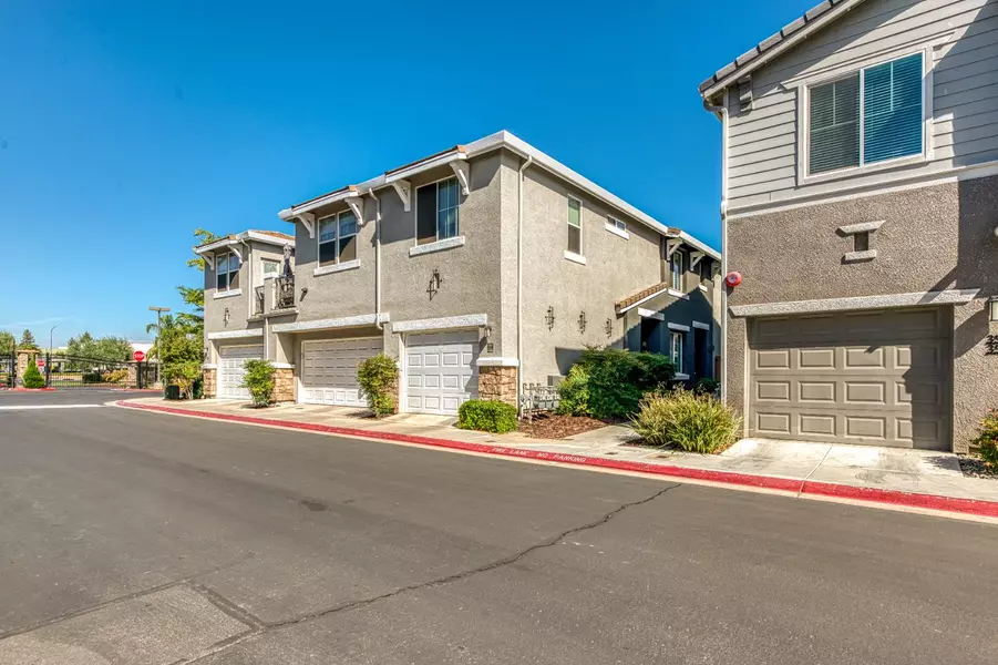 373 N Amedeo LN #373, Clovis, CA 93611