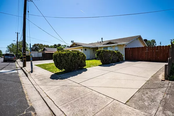 Manteca, CA 95337,802 W Center ST