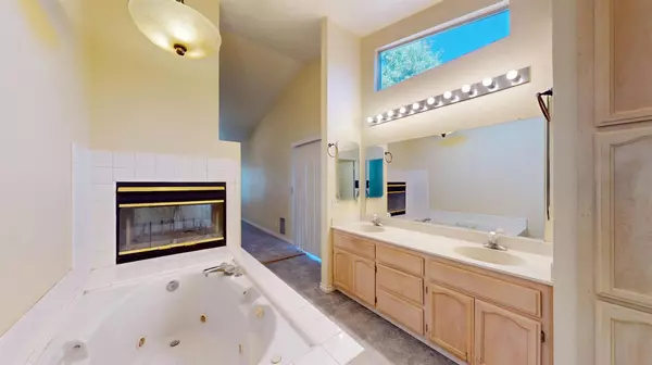 Turlock, CA 95380,2141 Royal Wood LN