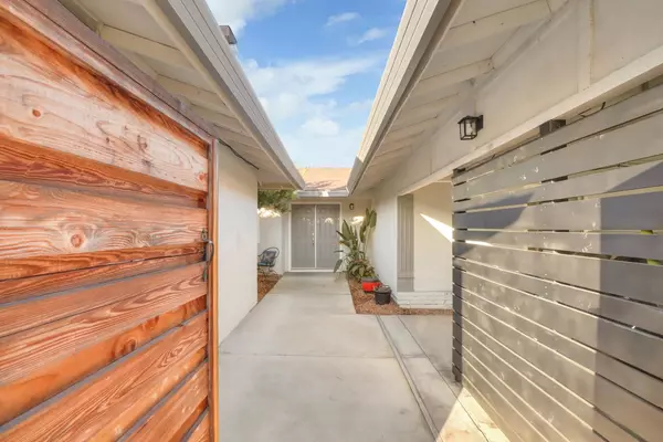 Sacramento, CA 95826,9147 La Riviera DR