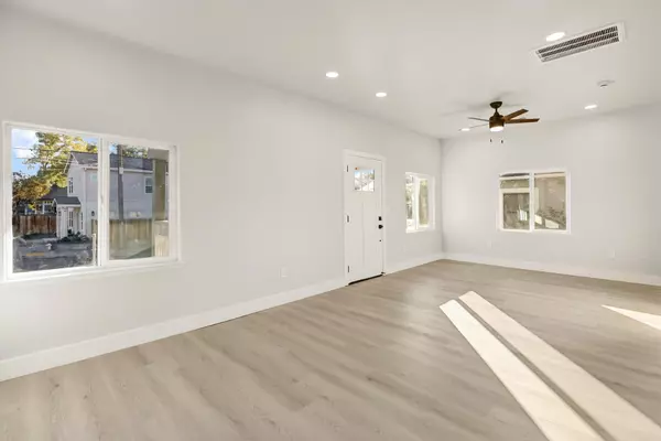 Sacramento, CA 95817,3989 Broadway