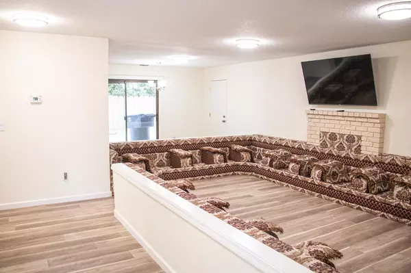 Patterson, CA 95363,902 Mary Jane AVE