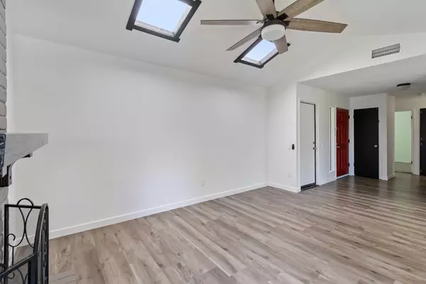 Sacramento, CA 95826,8953 Brydon WAY