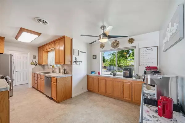 Redding, CA 96002,2912 Squire AVE