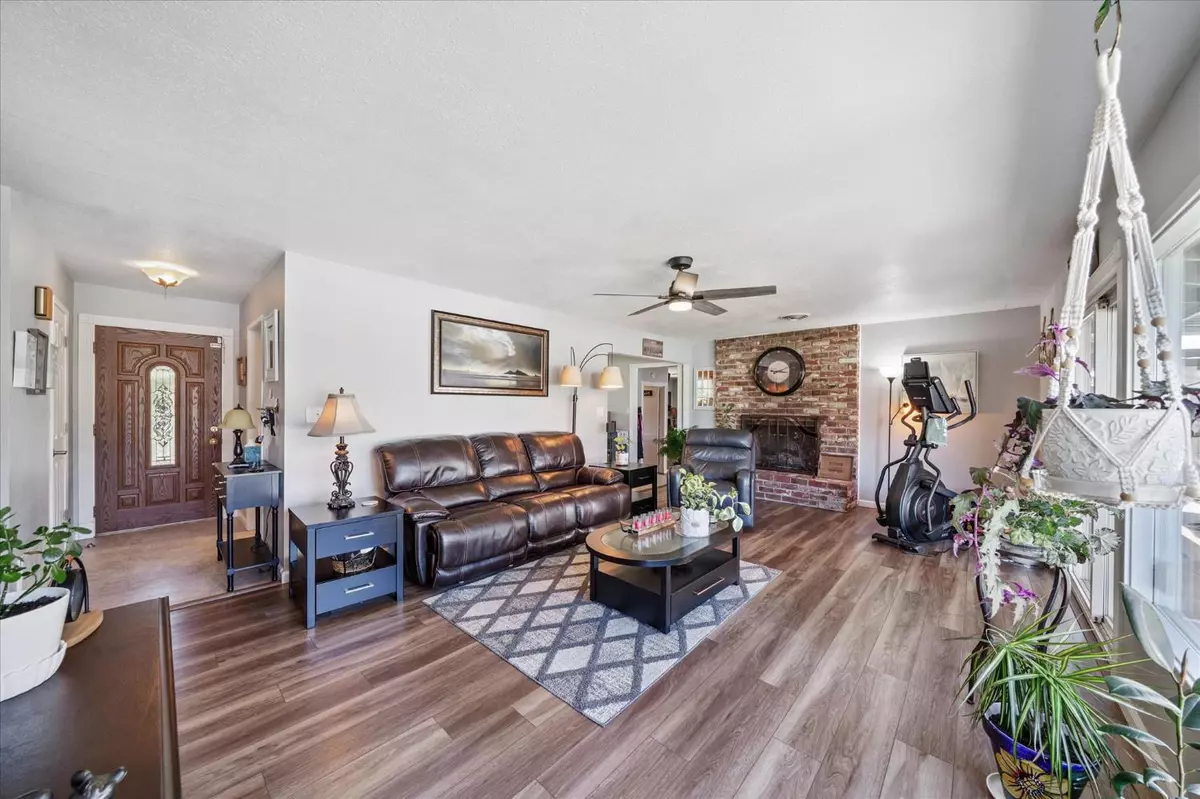 Redding, CA 96002,2912 Squire AVE