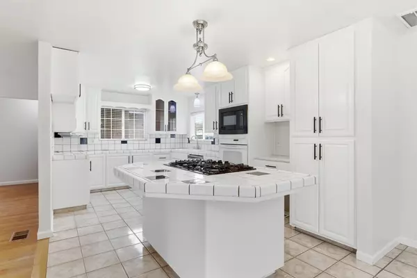 Turlock, CA 95380,2490 Zinfandel LN