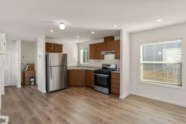 880 E F ST #8, Oakdale, CA 95361