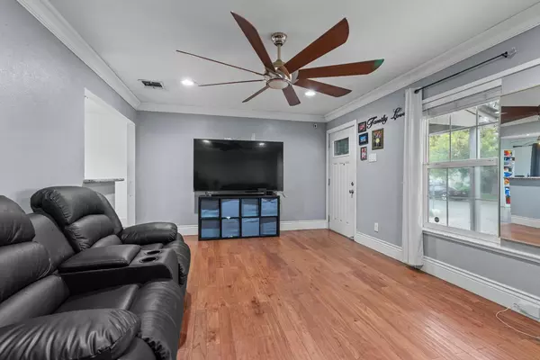 Sacramento, CA 95822,6136 McLaren Avenue