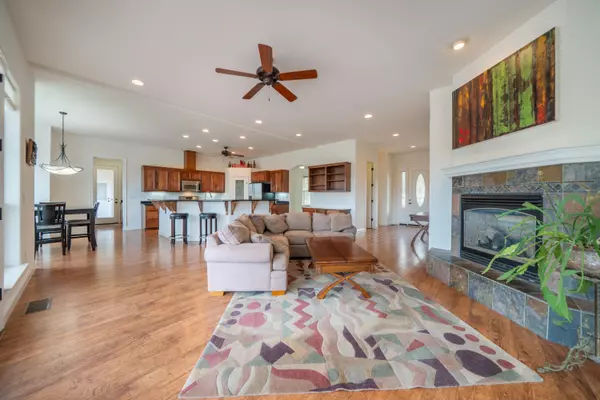 Redding, CA 96002,8180 Whispering Oaks RD