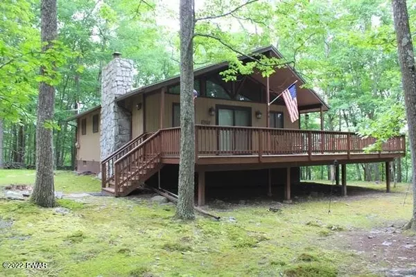 59 Cherokee LN, Lakeville, PA 18438